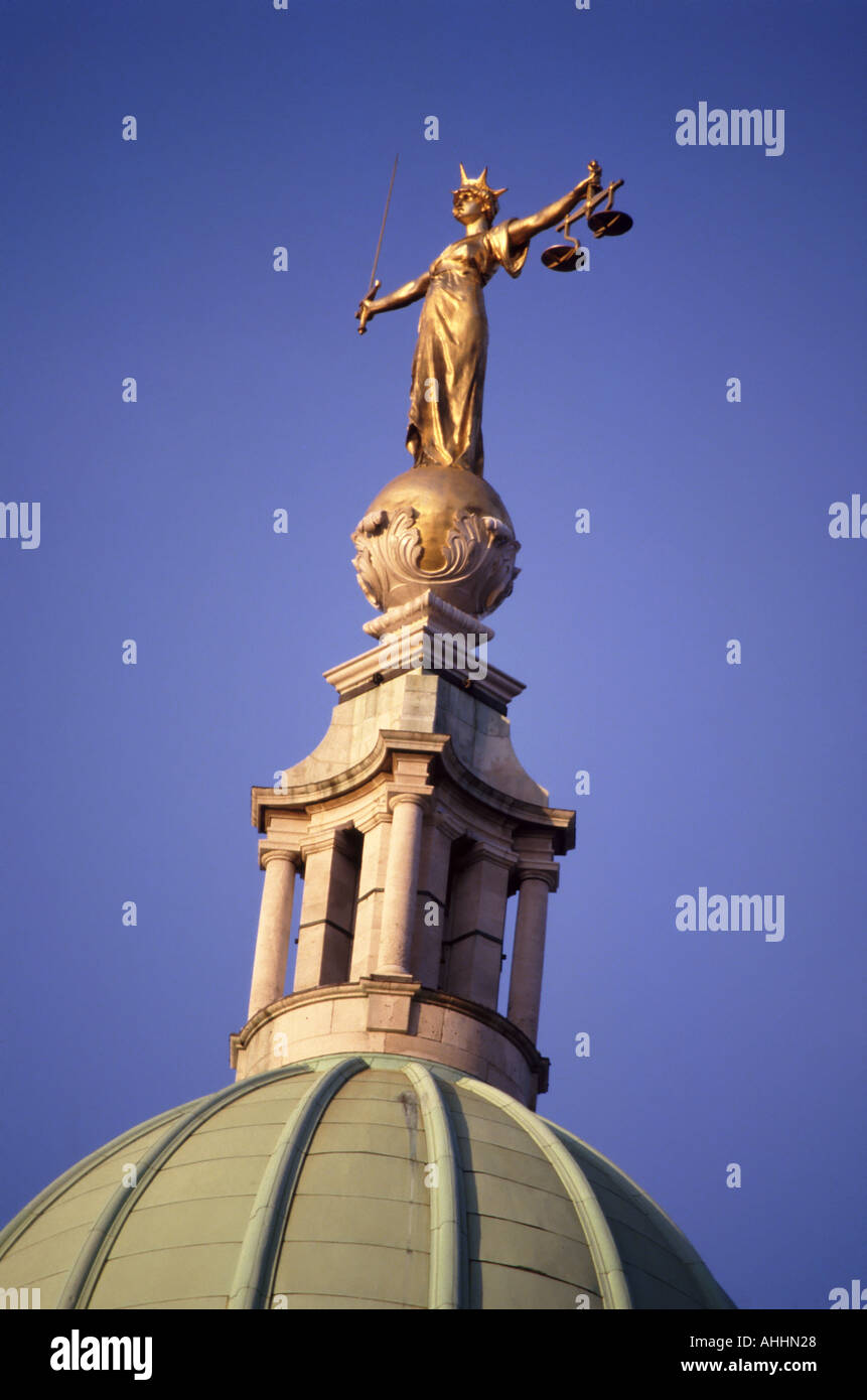 Statua in bronzo scultura Lady Giustizia o scale di giustizia la spada al di sopra di Old Bailey courthouse centrale Tribunale penale nella città di Londra REGNO UNITO Foto Stock