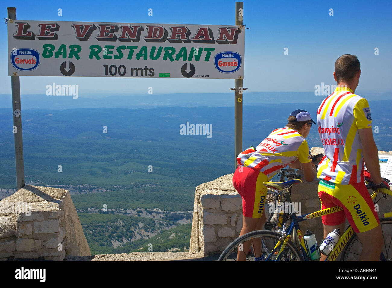 Ristorante segno e 2 BIKERS rilassante sulla sommità del Mont Ventoux MOUNTAIN PROVENCE FRANCIA Foto Stock