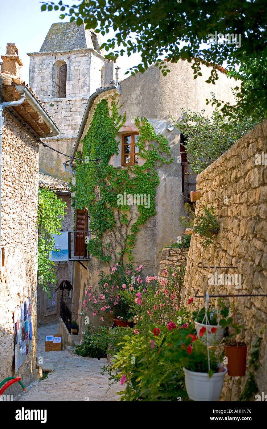 LANE E CHURCH SIMIANE-LA-ROTONDE PROVENCE FRANCE EUROPE Foto Stock