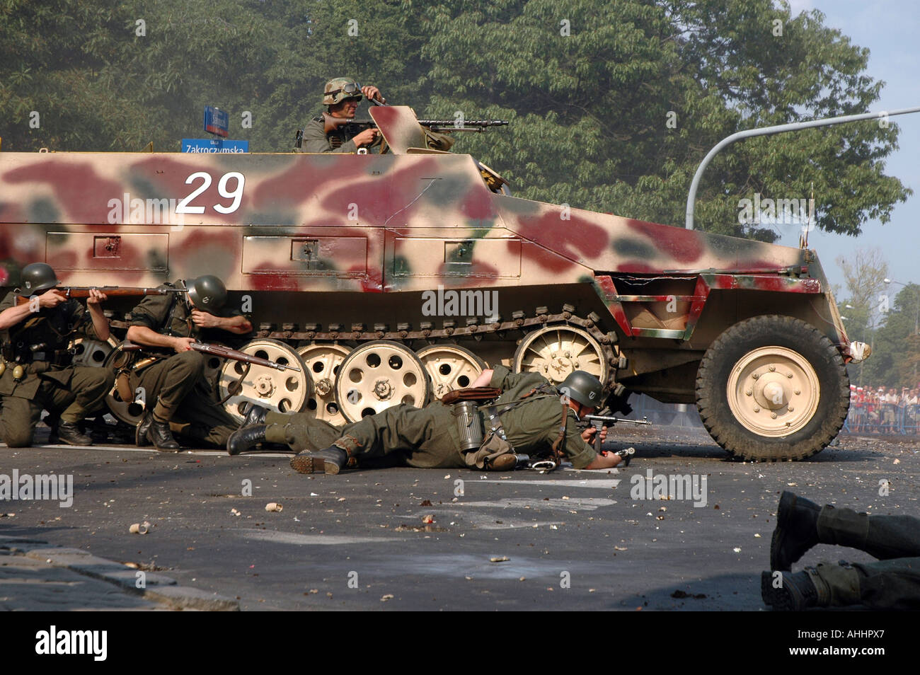 La rievocazione storica della Insurrezione di Varsavia nel 1944 durante la II Guerra Mondiale. Uomo in soldato nazista uniforme in SDKFz 251 'Rosie' VEICOLO Foto Stock