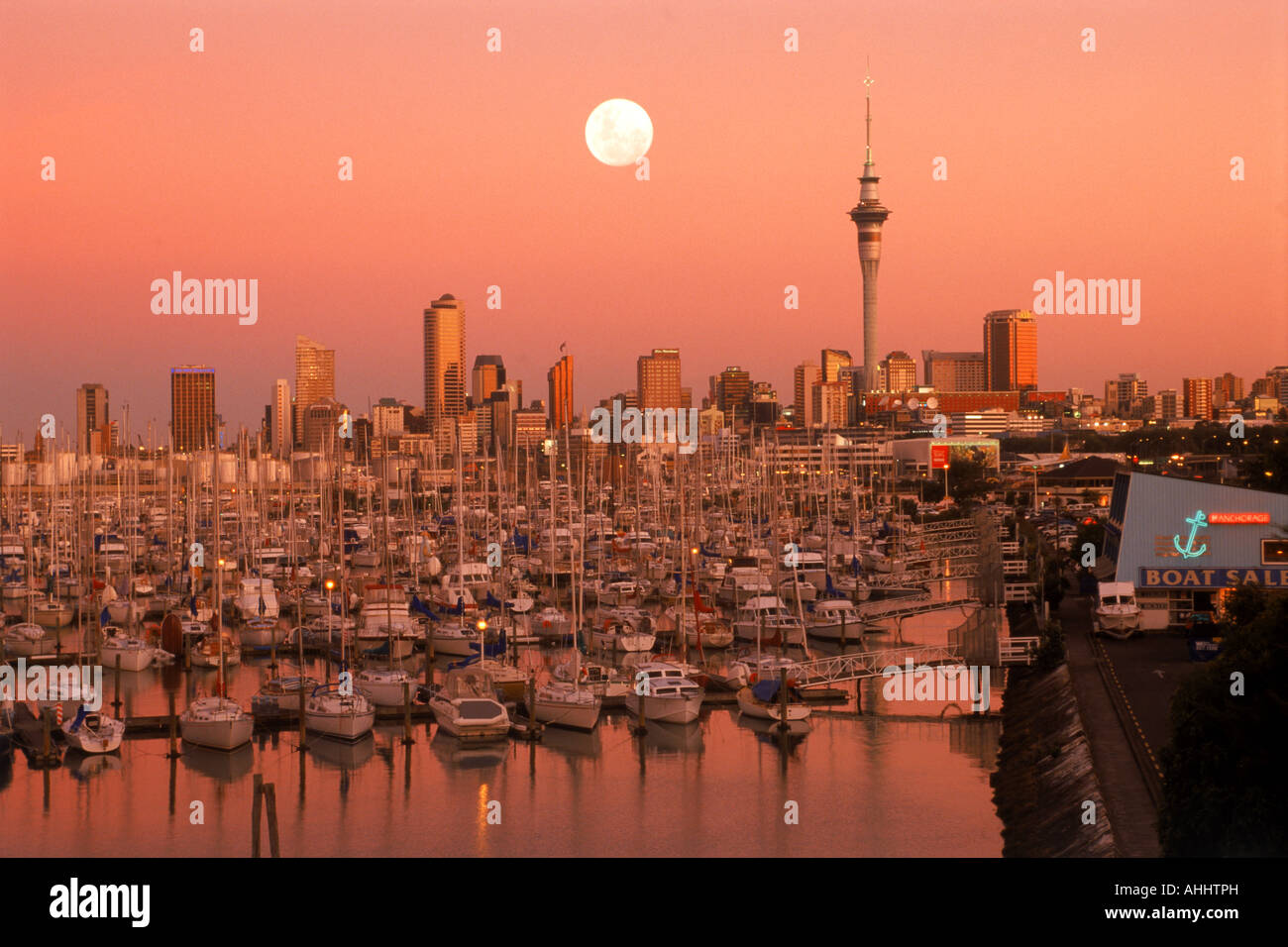 Luna oltre il porto di Waitemata (Westhaven Porto) con Skytower nella skyline di Auckland Foto Stock