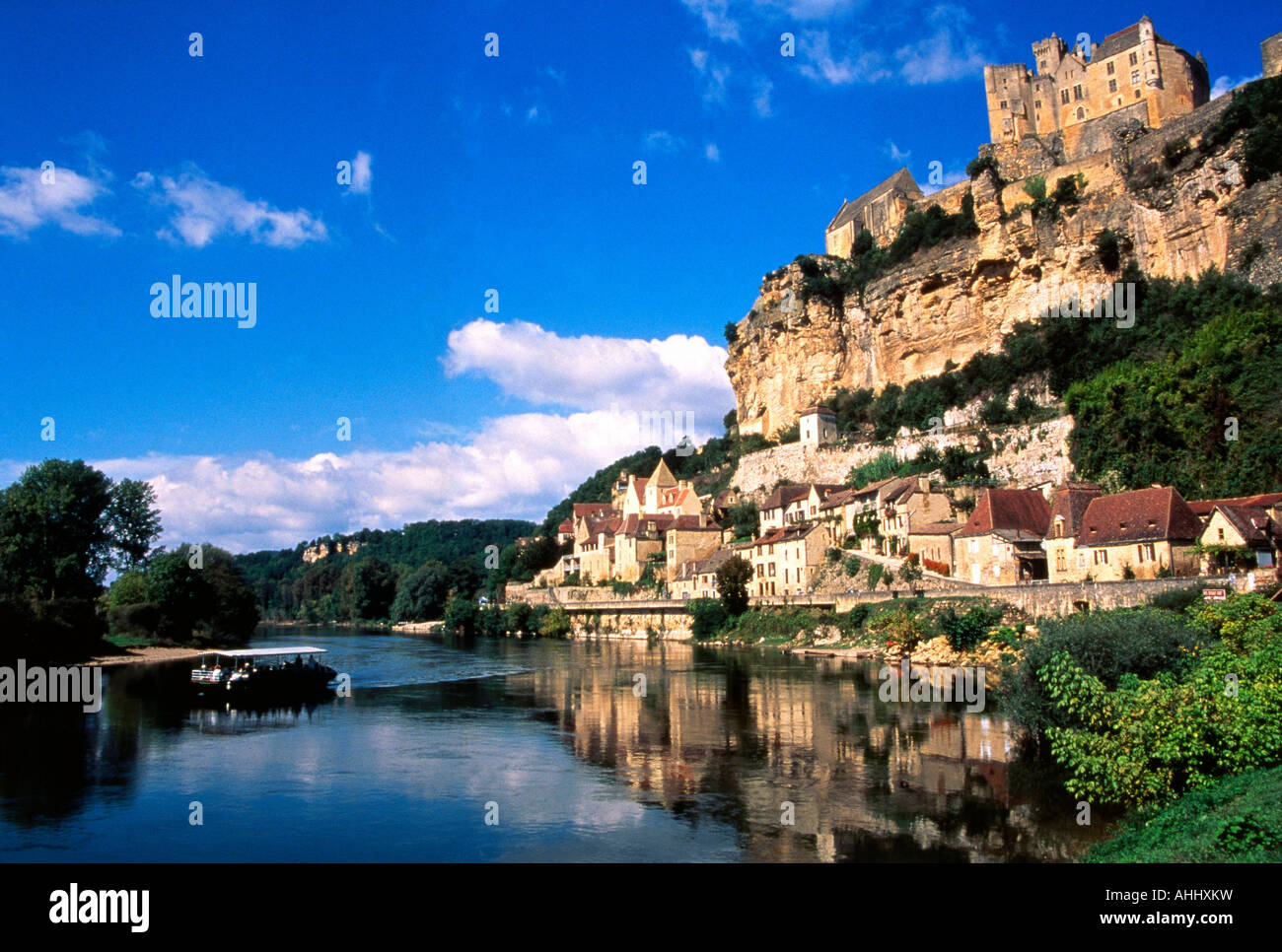 Una vista di mantenere medievale che guarda la città di Beynac e il fiume Dordogna dall alto della collina Foto Stock