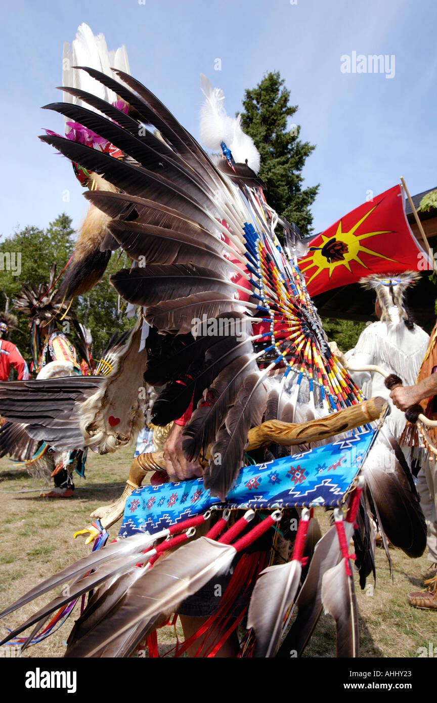 Eastern Indigeni canadesi vestiti in abiti tradizionali danze e prendendo parte a un PowWow inCanada Foto Stock