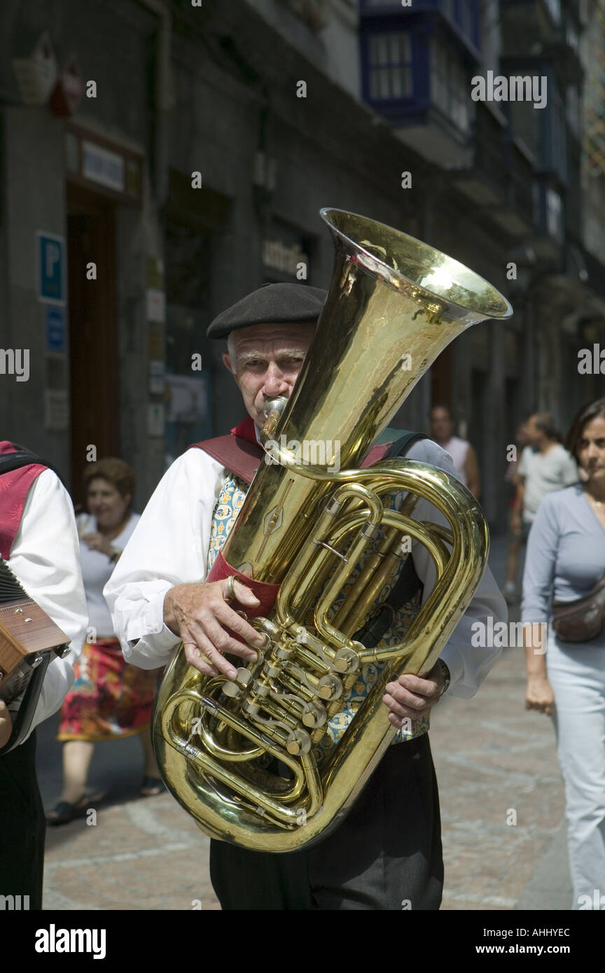 L'uomo gioca una tuba di strumento a fiato durante Aste Nagusia Settimana  Grande fiesta Bilbao Spagna settentrionale Foto stock - Alamy