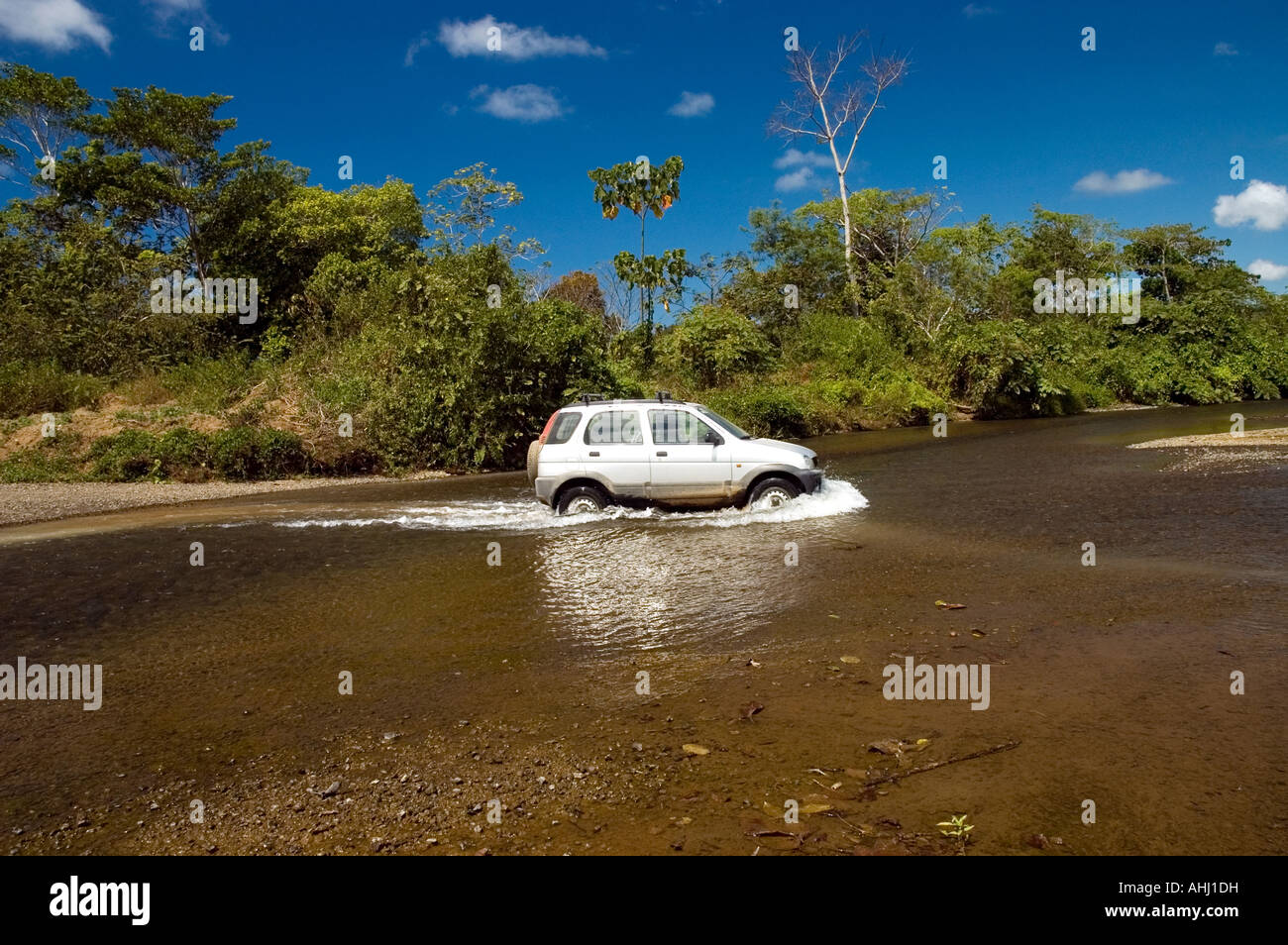 Car guida attraverso il fiume di Drake, Ossa Penisola, Costa Rica Foto Stock