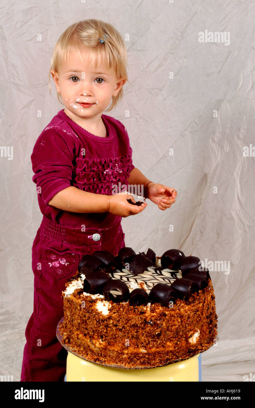 Festa di compleanno per bambini torta alla frutta banana kiwi fragola e arancione babysitting bambino tagliare ritagliato sullo sfondo bianco profilo intaglio Foto Stock