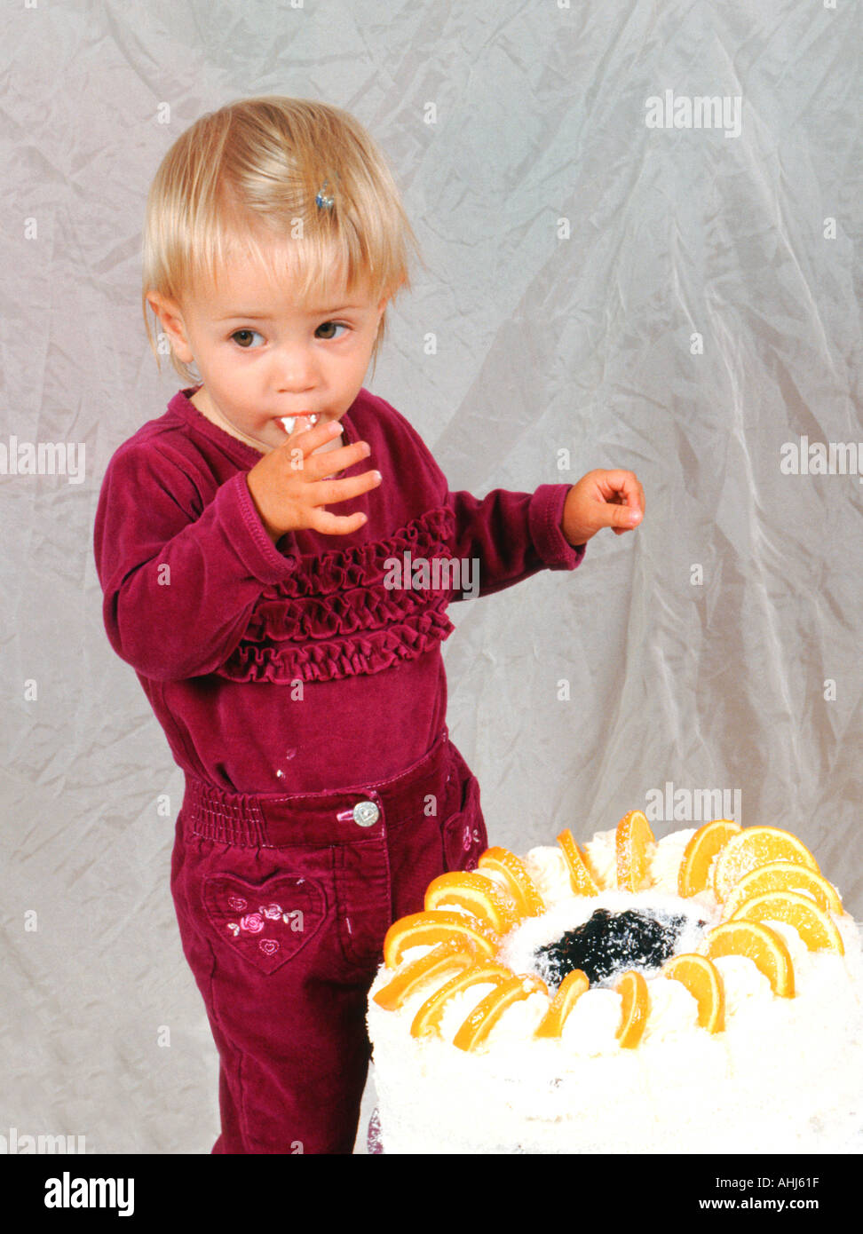 Festa di compleanno per bambini torta alla frutta banana kiwi fragola tagliata fuori ritagliato sullo sfondo bianco profilo intaglio Foto Stock