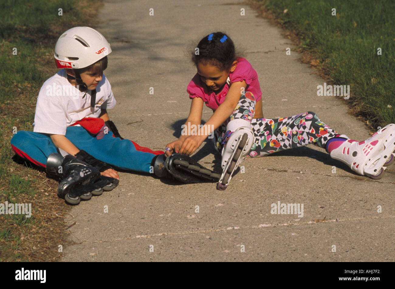 Scuola elementare i bambini si prepara per il pattino a rotelle St Paul Minnesota Foto Stock