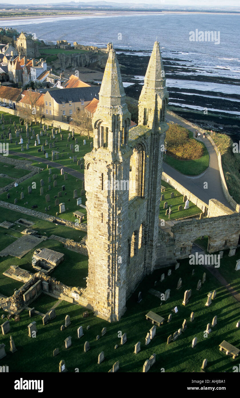 Vista sulle rovine del muro e dei giardini orientali della cattedrale di St. Andrews dalla Torre di St. Rule al tramonto. St. Andrews, Fife, Scozia, Regno Unito. Foto Stock