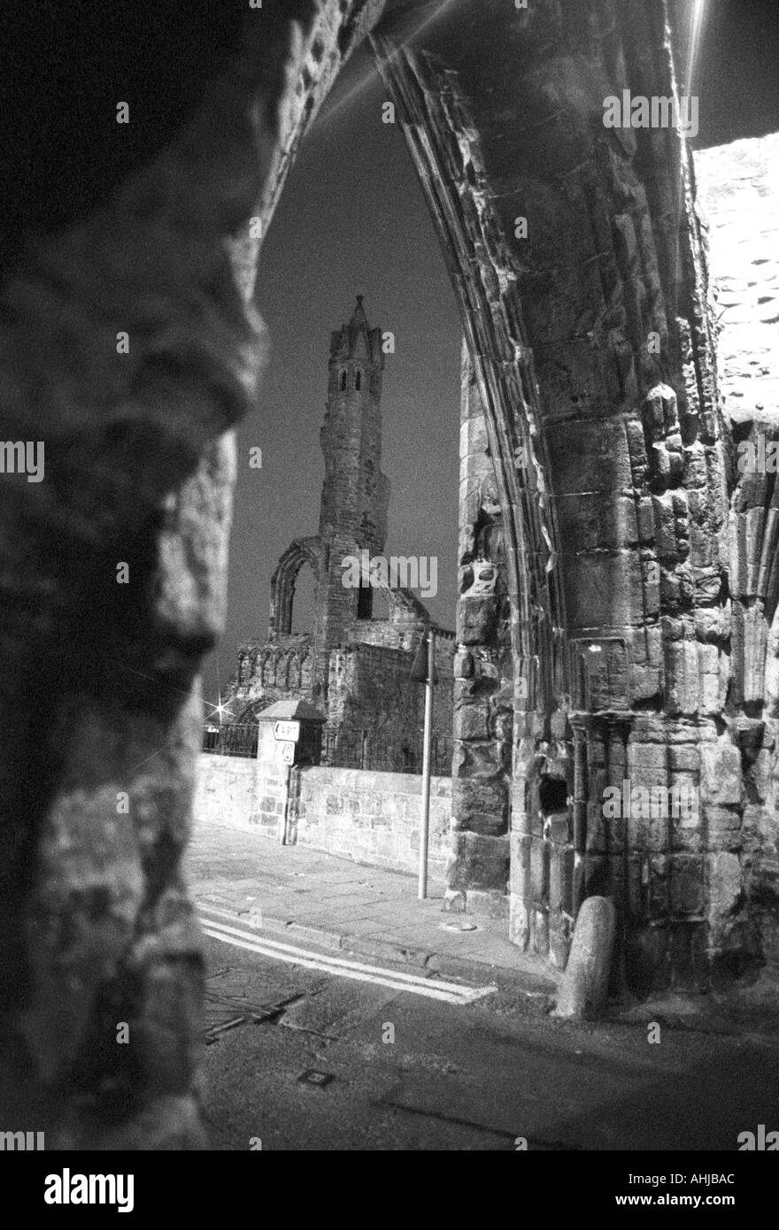 Rovine della West Tower della Cattedrale di St. Andrews, come visto attraverso l'antico arco di pietra sui pende di notte. St. Andrews, Fife, Scozia, Regno Unito. Foto Stock