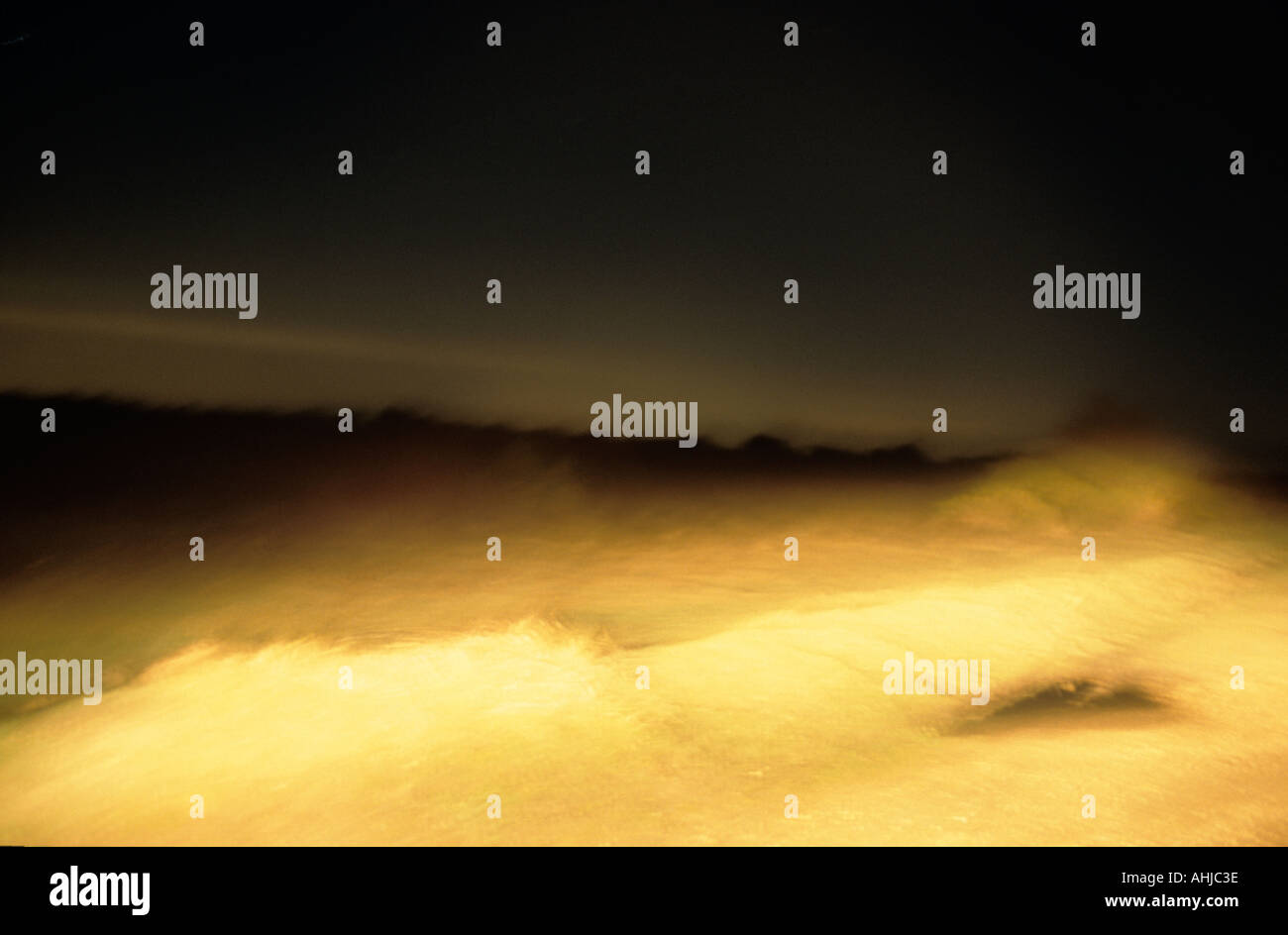 Immagine astratta e sfocata di una banca erbosa di colore giallo in primo piano e nero in lontananza. New Forest, Hampshire, Regno Unito. Foto Stock