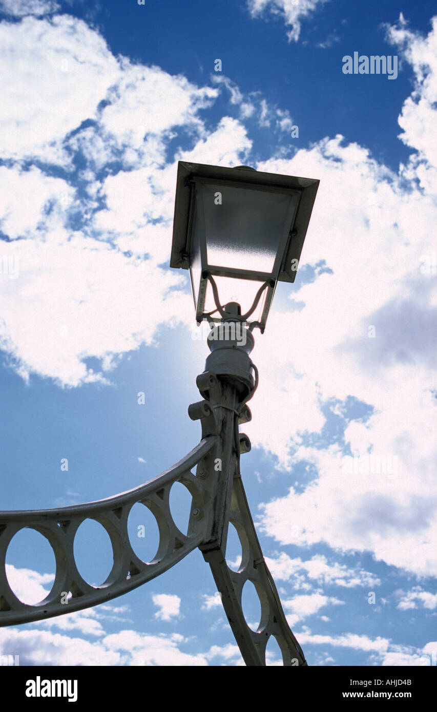 Struttura leggera e portante sul Ponte Ha'penny che attraversa il fiume Liffey con cielo blu e soffici nuvole bianche sopra. Dublino, Repubblica d'Irlanda. Foto Stock