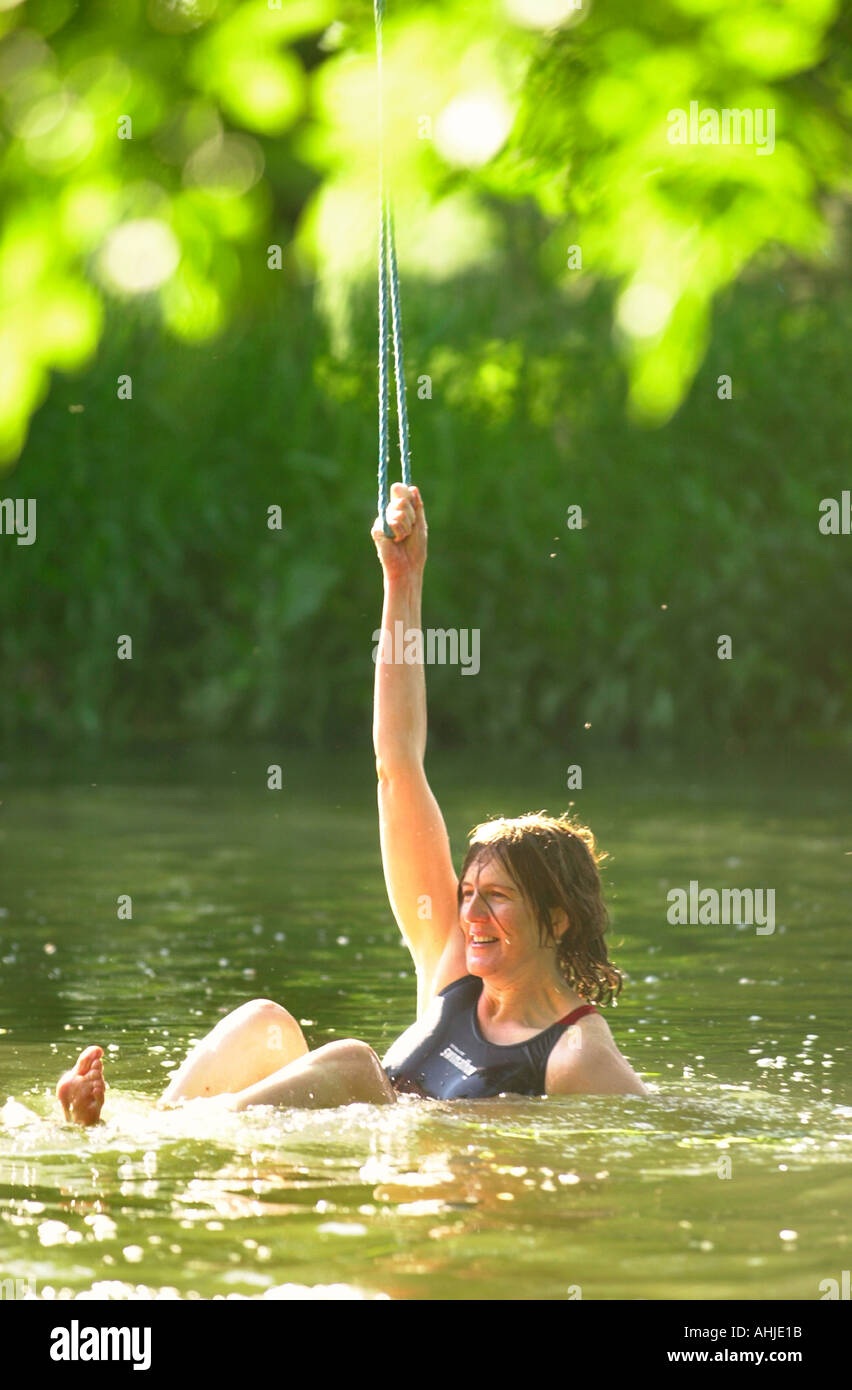 Un nuotatore godendo l'acqua della piscina a stramazzo IN FIGHELDEAN WILTSHIRE REGNO UNITO Foto Stock