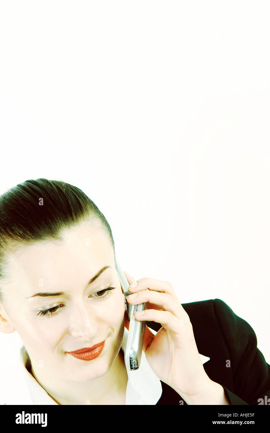 Business donna in un abito nero a parlare su un telefono mobile Foto Stock