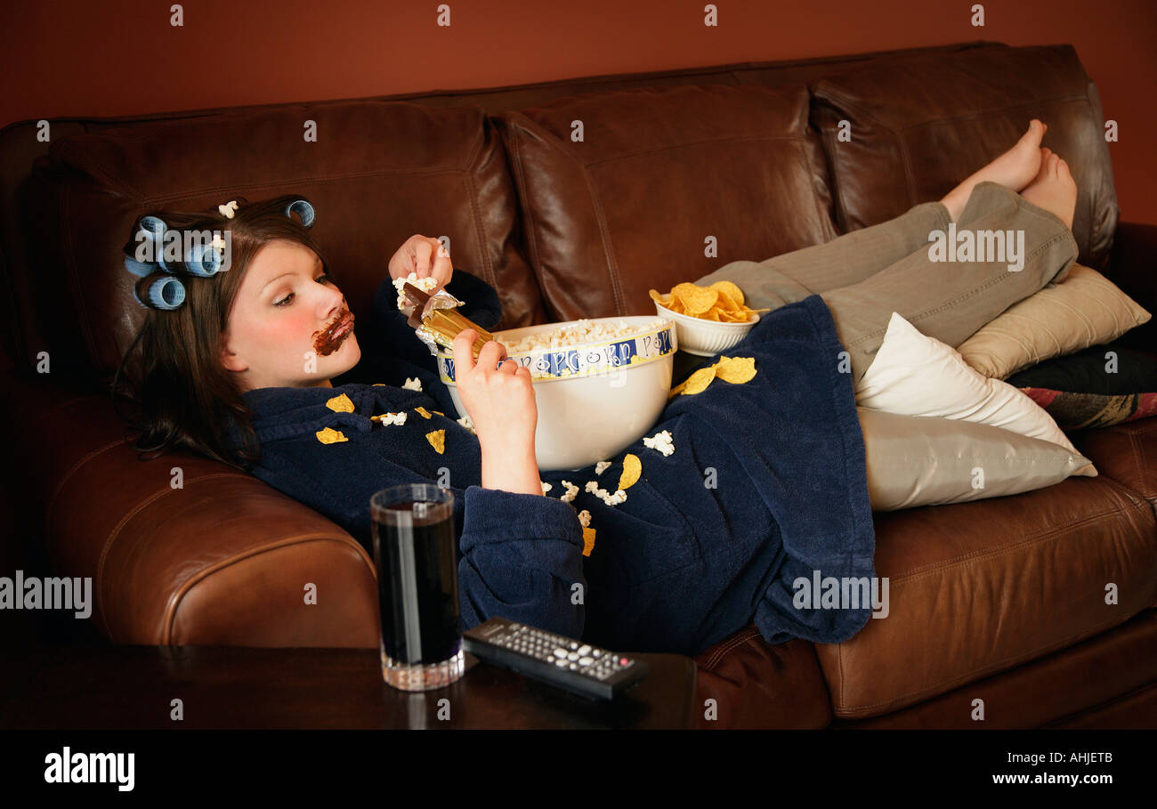 Mangiare cibo spazzatura Foto Stock