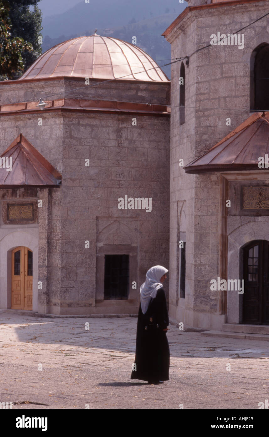 Sarajevo, Bosnia. Gazi Husrev Beg moschea. Donna in abiti musulmani Foto Stock