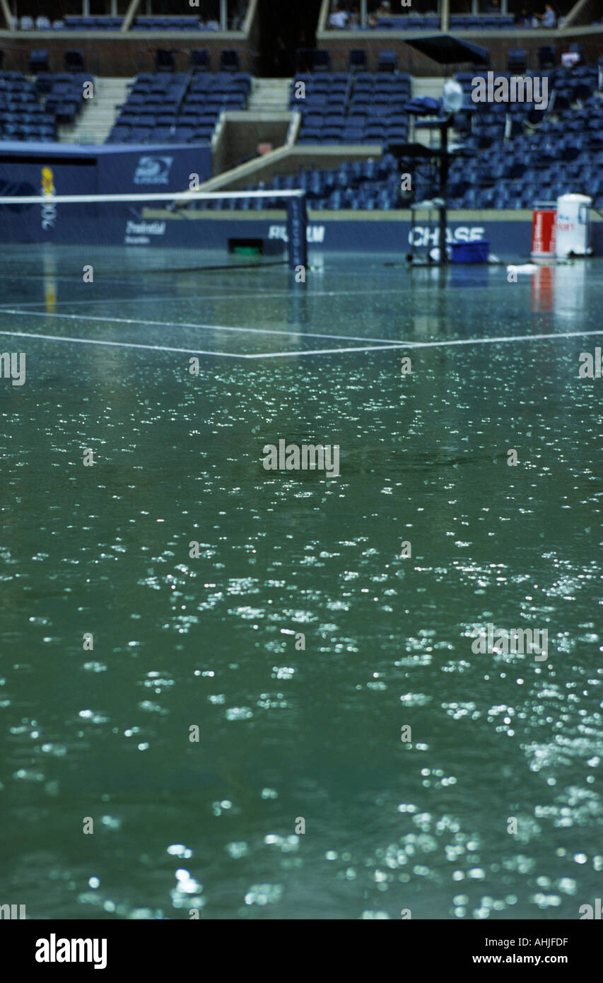 Arthur Ashe Stadium durante la pioggia ritardo con acqua sul campo e pioggia caduta. US Open 2000, New York, Stati Uniti. Foto Stock