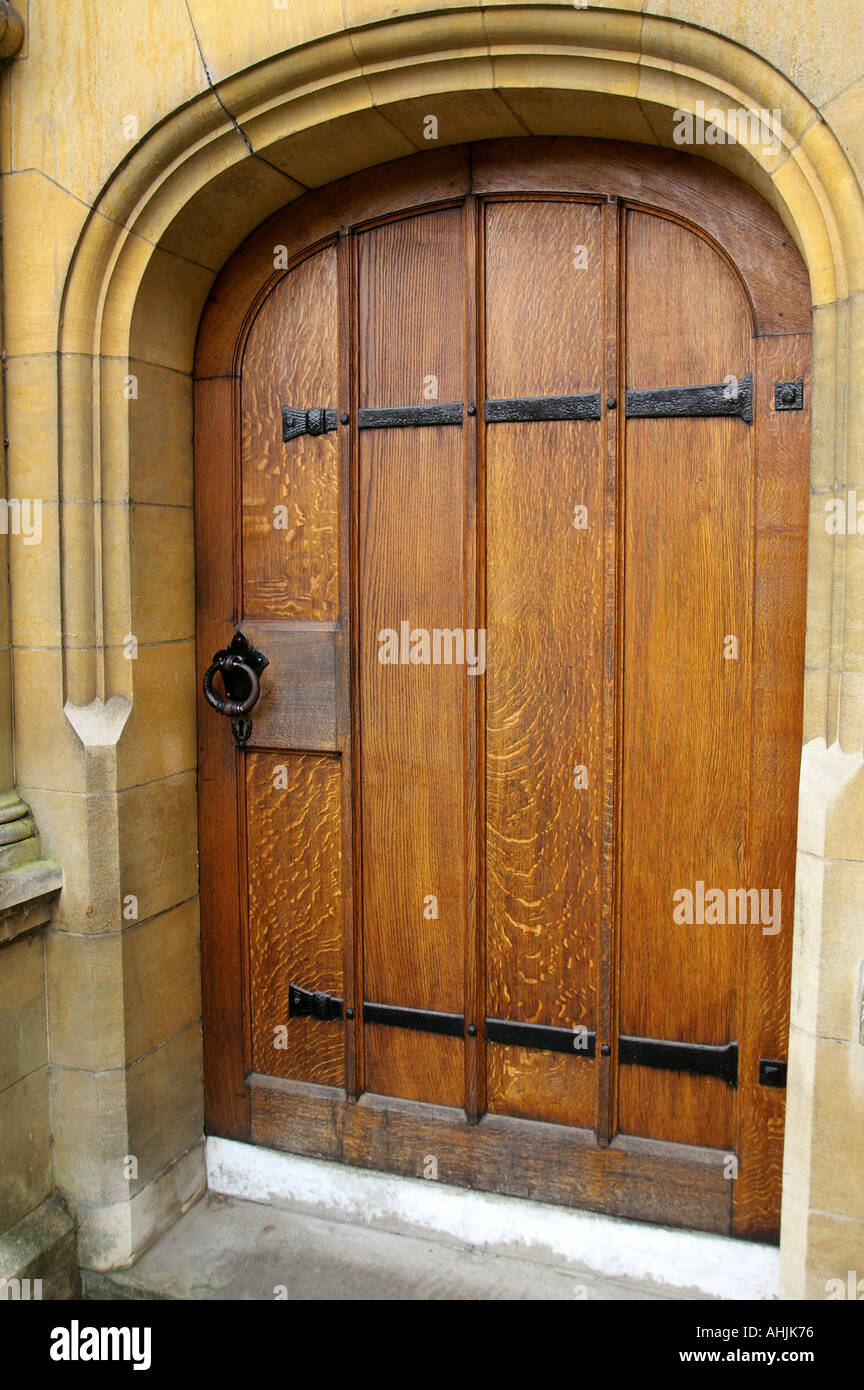 Una vecchia porta in legno di quercia a Selwyn College di Cambridge Foto Stock