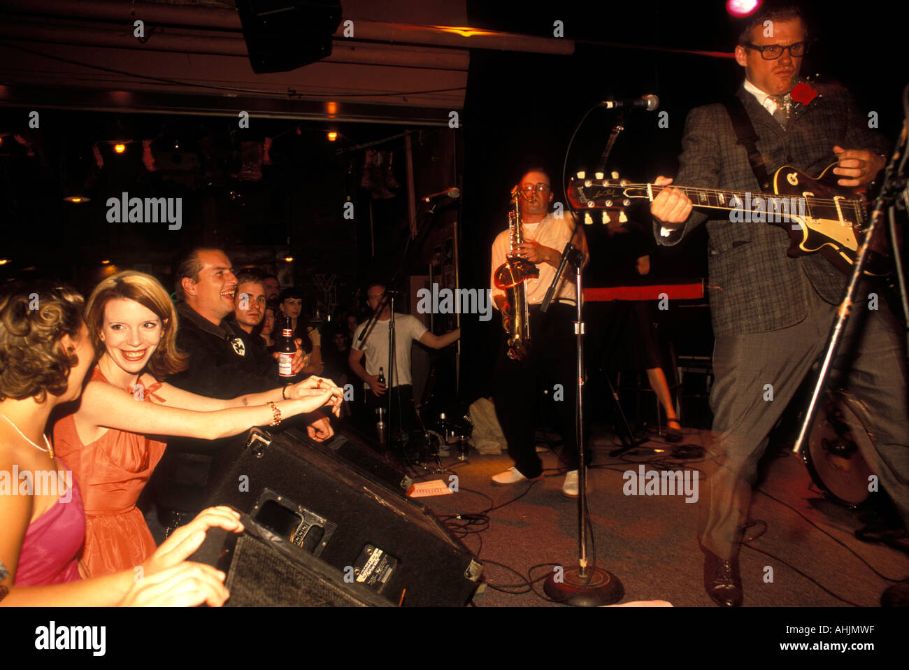 Stati Uniti Washington Seattle donne in 50s abiti guarda come il knock out gioca rockabilly mostra presso la taverna del trattore Foto Stock