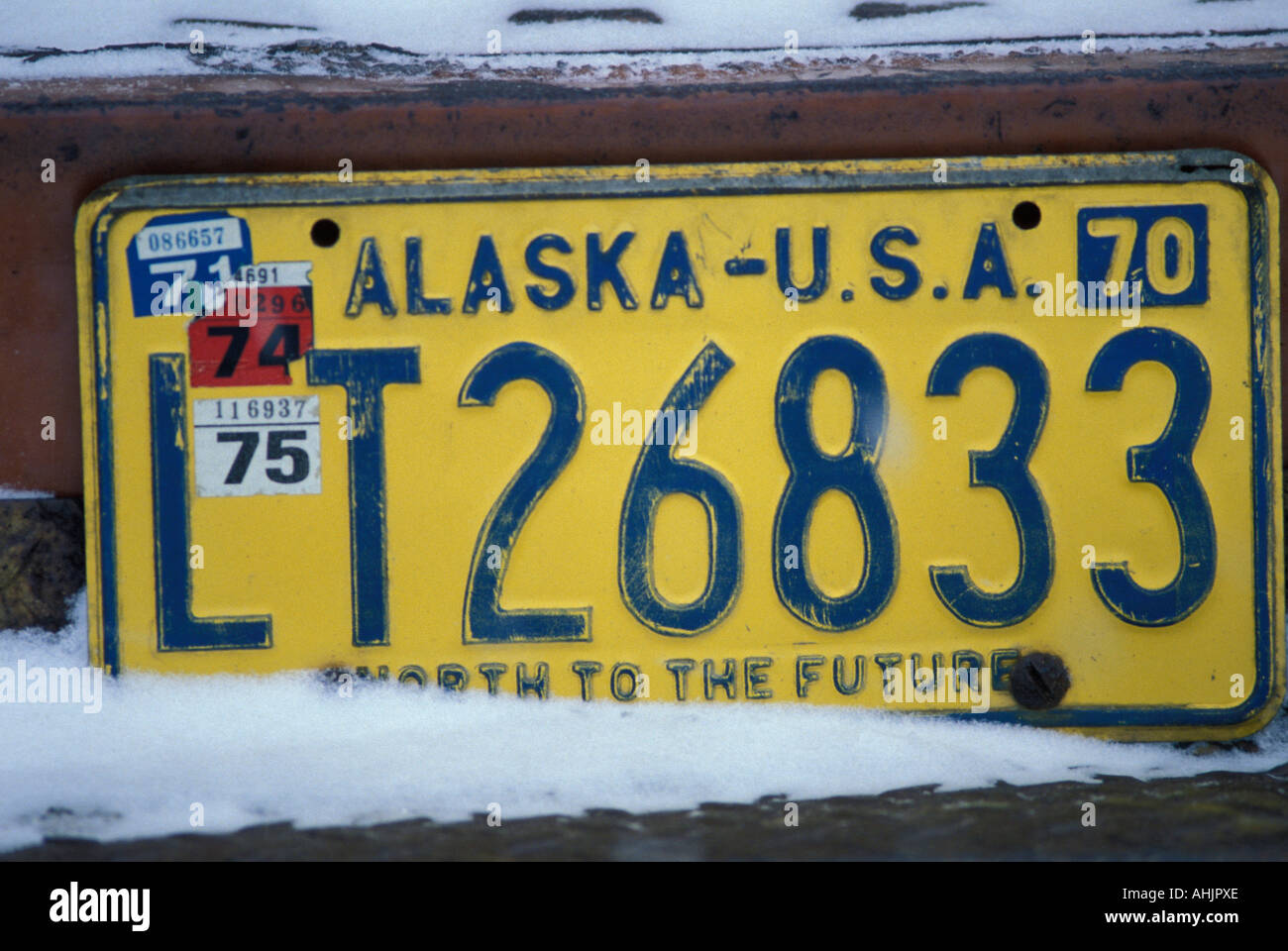 Stati Uniti d'America Alaska Unalakleet vecchio Alaska targa abbandonato sul carrello in inverno mattina Foto Stock