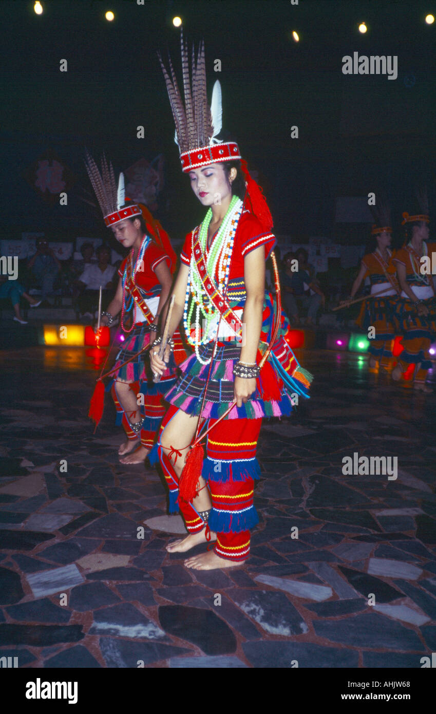 Hualien Taiwan Ami locale tribù aborigena di donna in abito tradizionale divertente da Ami Villaggio Culturale Foto Stock