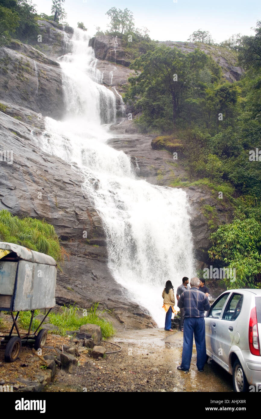 Un imponente cascata cascata nel quartiere Adimalay sul Kochin Munar Autostrada Kerala India Foto Stock