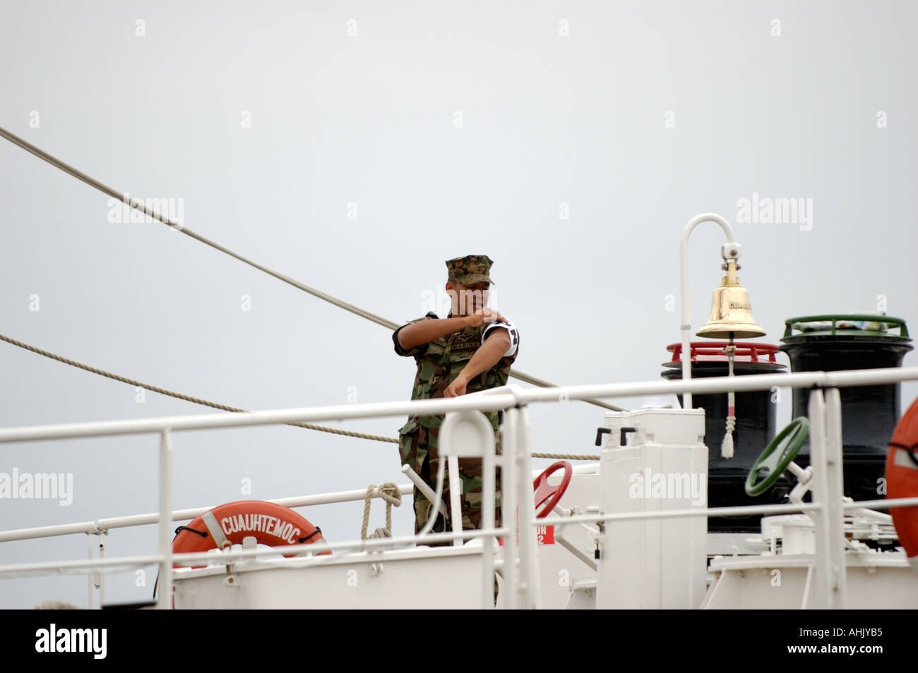 Sailor impostazione uniforme a bordo tallship Cuauhtemoc utilizzato come nave scuola dalla Marina militare messicano costruito nel 1982 in Spagna Foto Stock