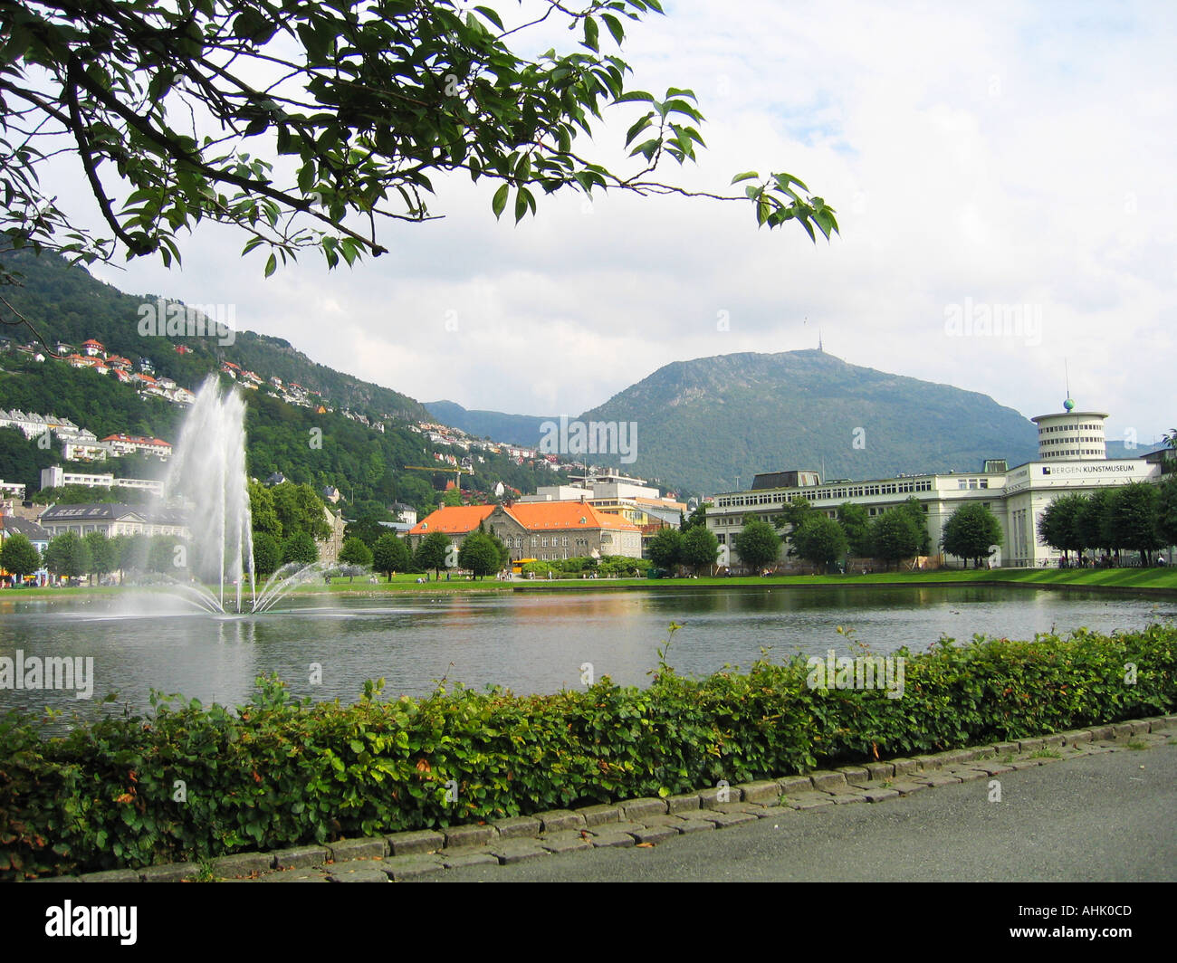 Il lago di Lille Lungegårdsvann a Bergen in Norvegia con una fontana al centro e il Monte Ulriken in background Foto Stock