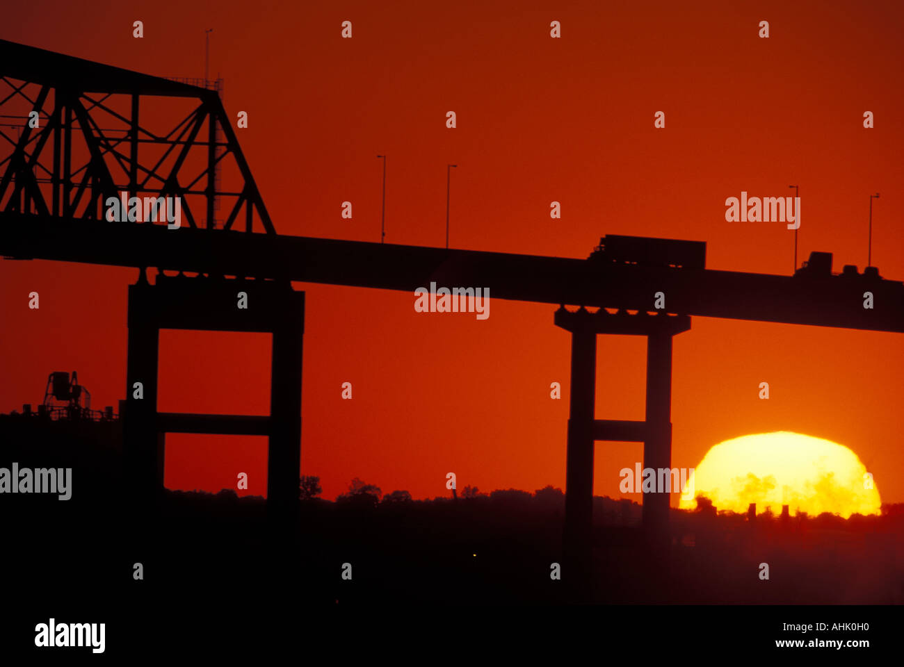 Stati Uniti Maryland Baltimore tramonto dietro la Francis Scott Key Bridge lungo Baltimore Beltway Foto Stock