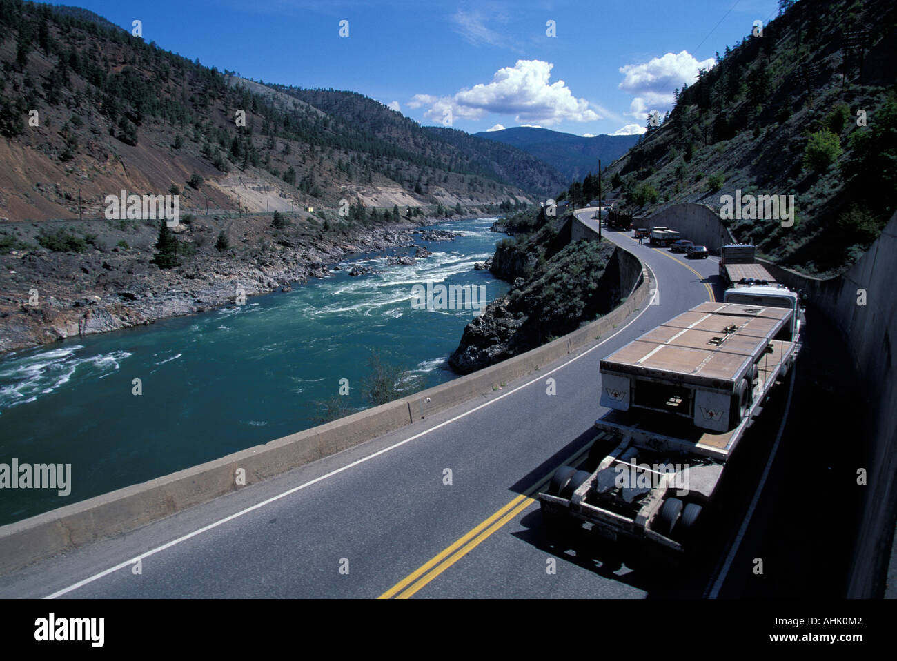 Canada Columbia Britannica il traffico tie up lungo Fraser River Canyon a nord di speranza su mattinata estiva Foto Stock