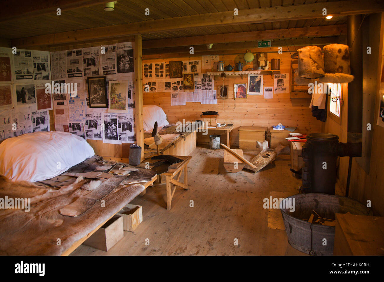 Interni in legno di torba tradizionale costruzione casa con stufa riscaldamento presso il museo locale a Sisimiut sulla costa ovest della Groenlandia Foto Stock