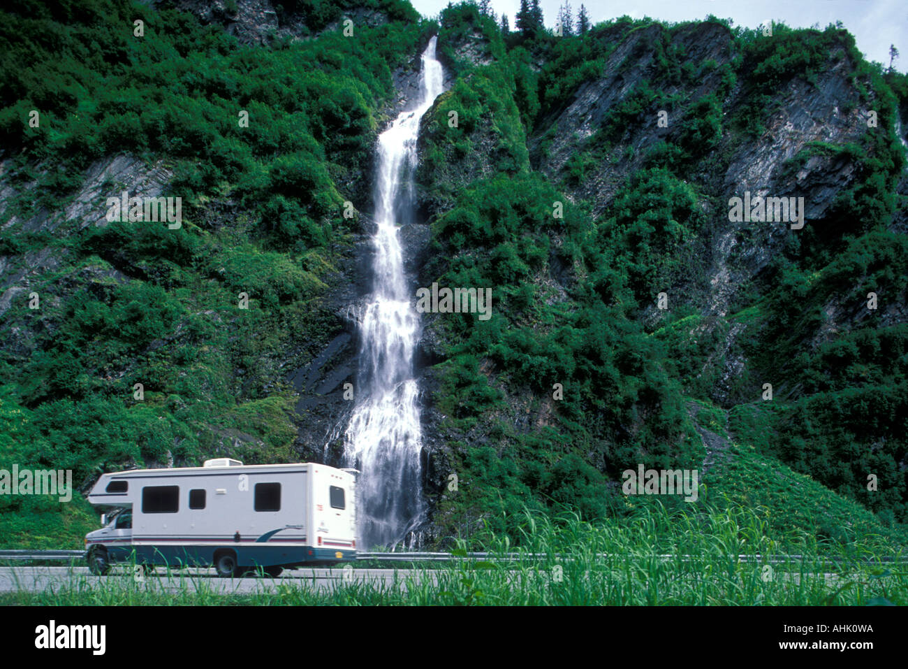 Stati Uniti d'America Alaska Valdez RV parchi camper da equiseto cade in Keystone Canyon su mattinata estiva Foto Stock