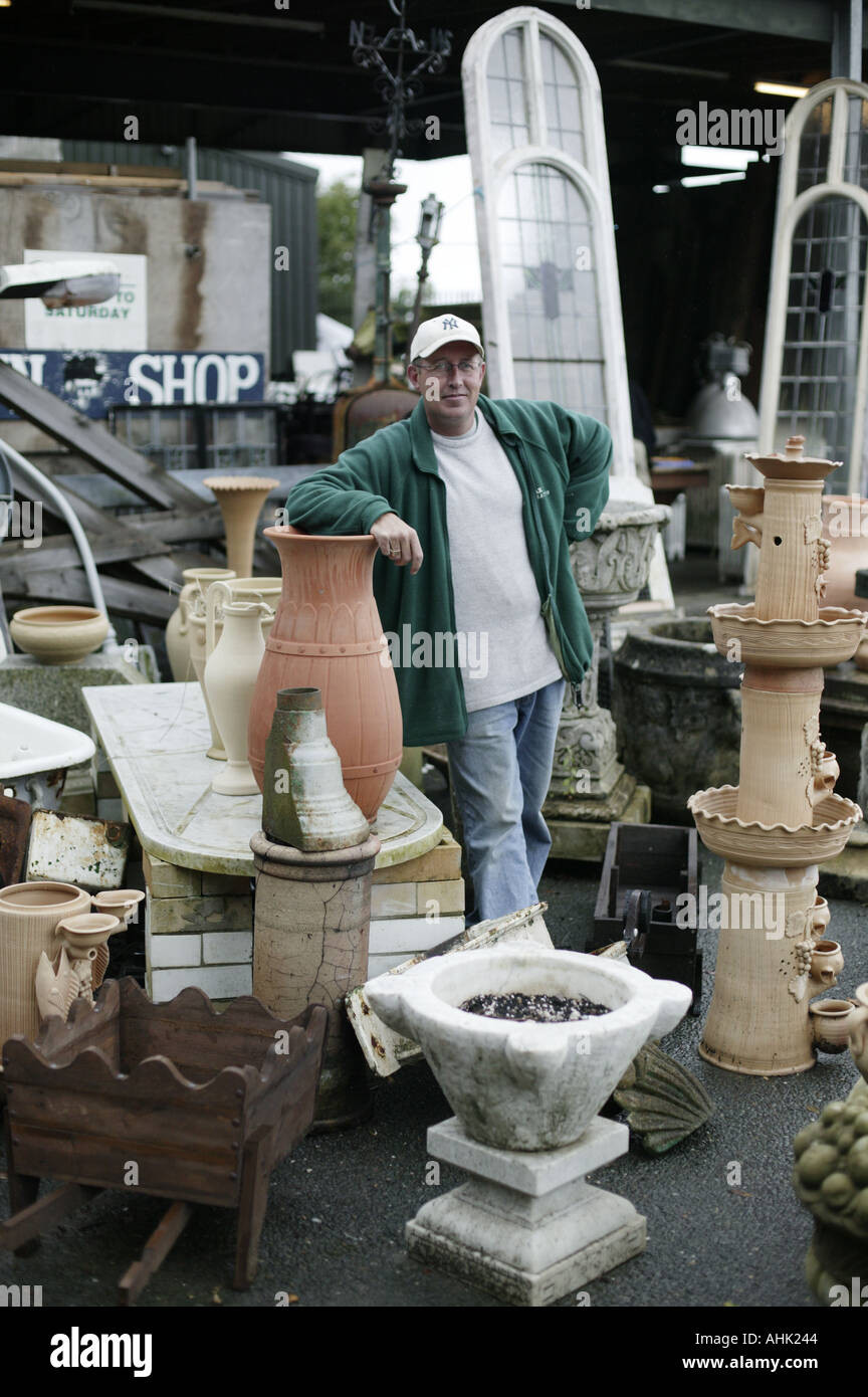 Cantiere di bonifica proprietario salvage yard indesiderata delle collezioni Foto Stock