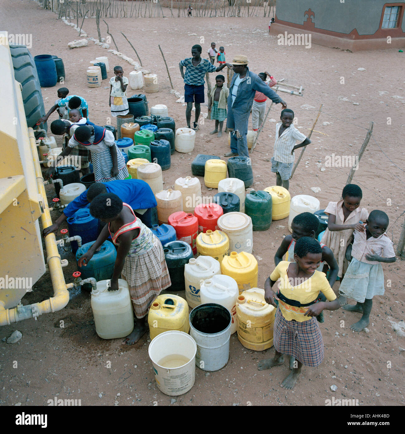 Acqua di emergenza tanker consegna al villaggio Muswodi in colpite dalla siccità venda in Sud Africa Foto Stock