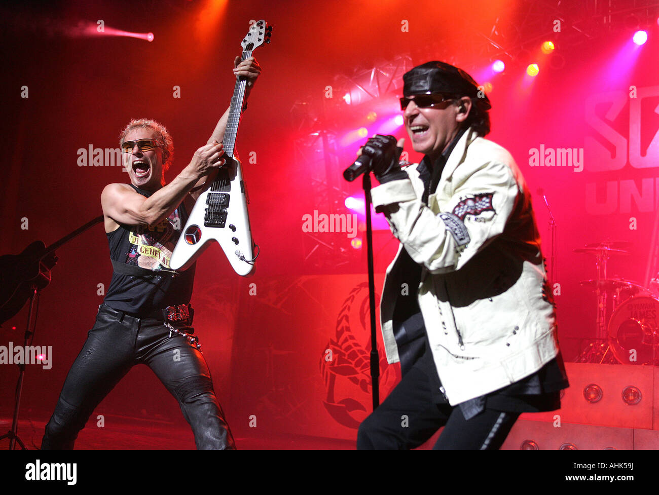 Gli SCORPIONS tedesco del gruppo rock con Rudolf Schenker a sinistra e Klause Meine nel 2004 Foto Stock