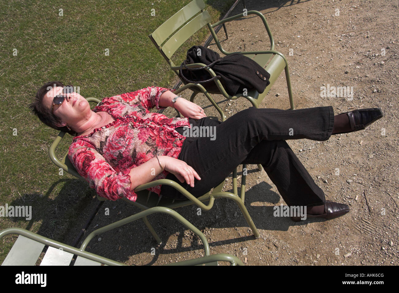 La donna stessa prendisole Giardino Luxembourg Parigi Foto Stock