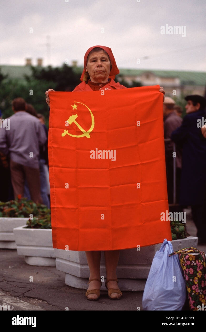 Donna sovietica detiene una bandiera comunista durante una manifestazione comunista a Mosca, Russia Foto di Chuck Nacke Foto Stock