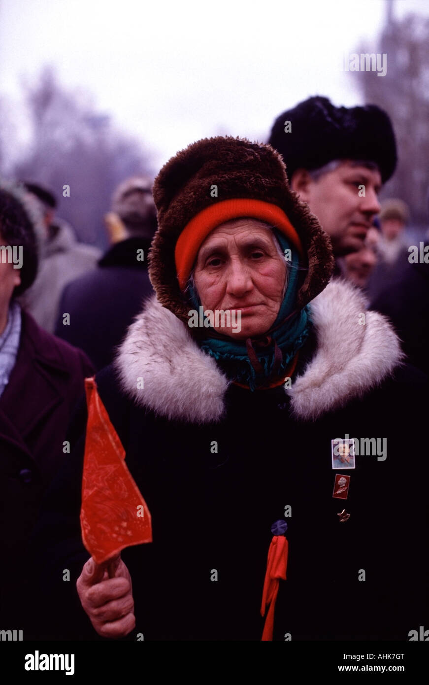Anziana donna sovietica detiene una bandiera comunista durante una manifestazione comunista a Mosca, Russia Foto di Chuck Nacke Foto Stock