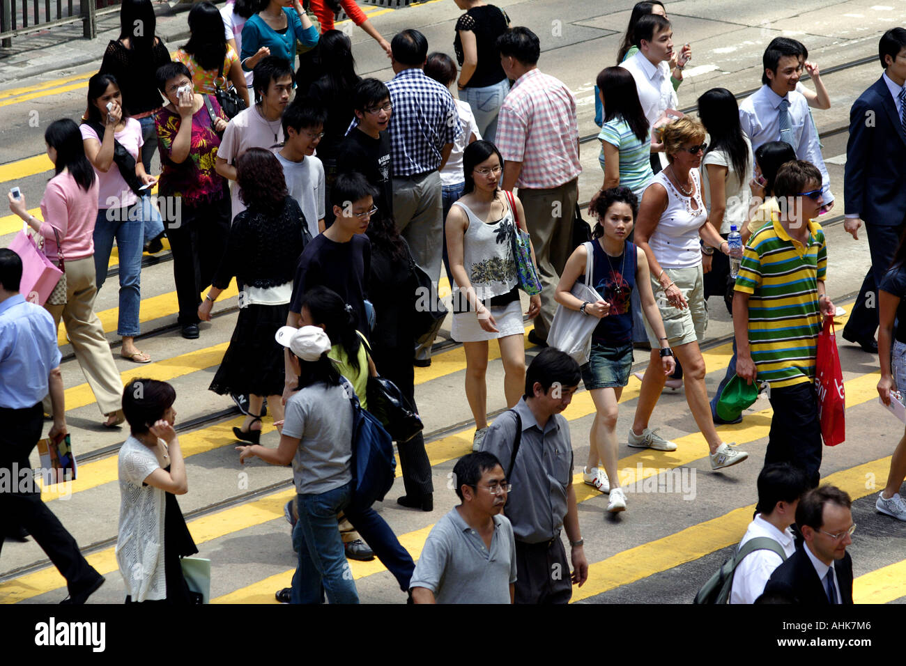 Affollate Crosswalk pedonale durante la pausa pranzo Rush in Hong Kong, Cina Foto Stock
