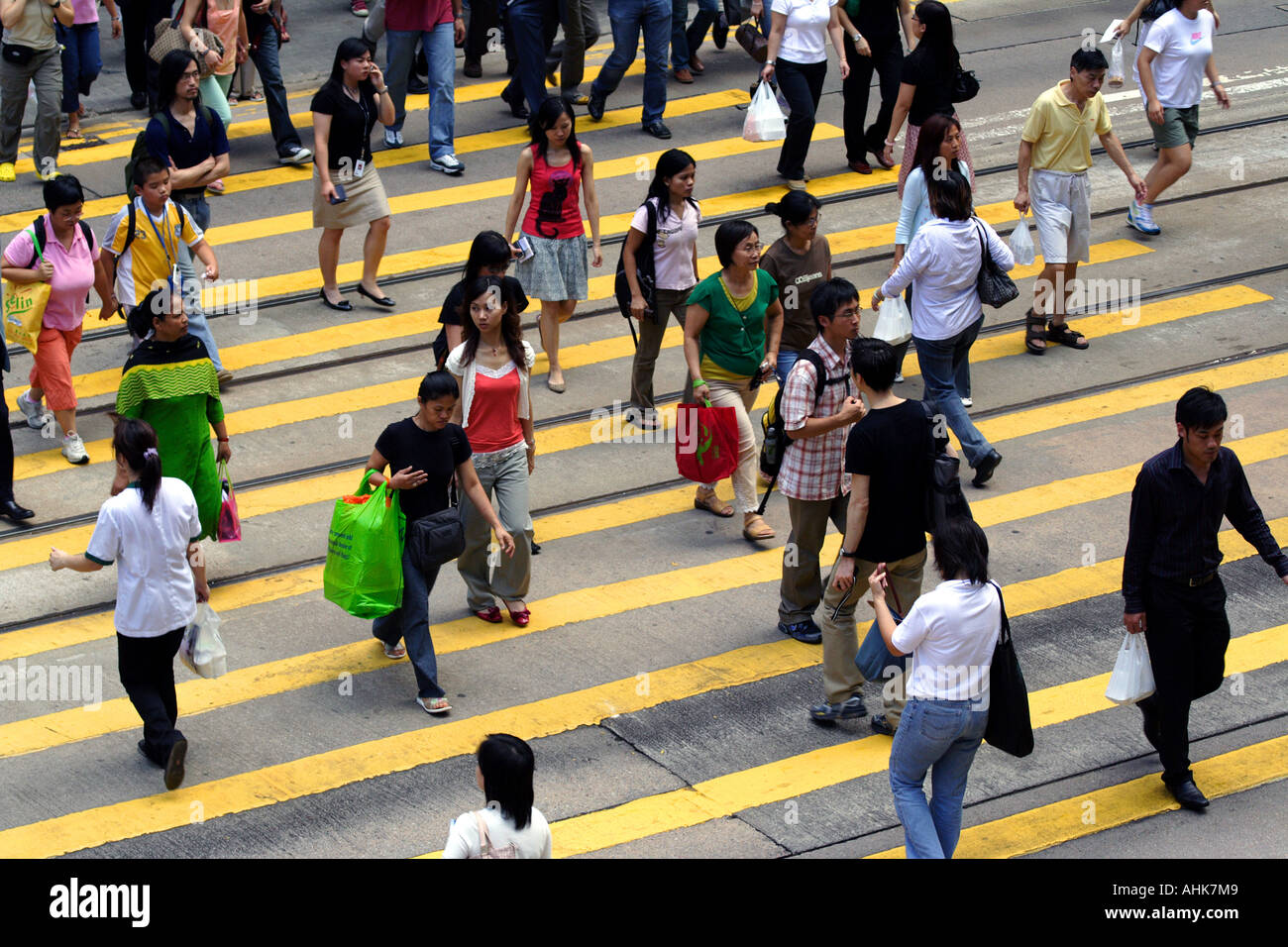Affollate Crosswalk pedonale durante la pausa pranzo Rush in Hong Kong, Cina Foto Stock