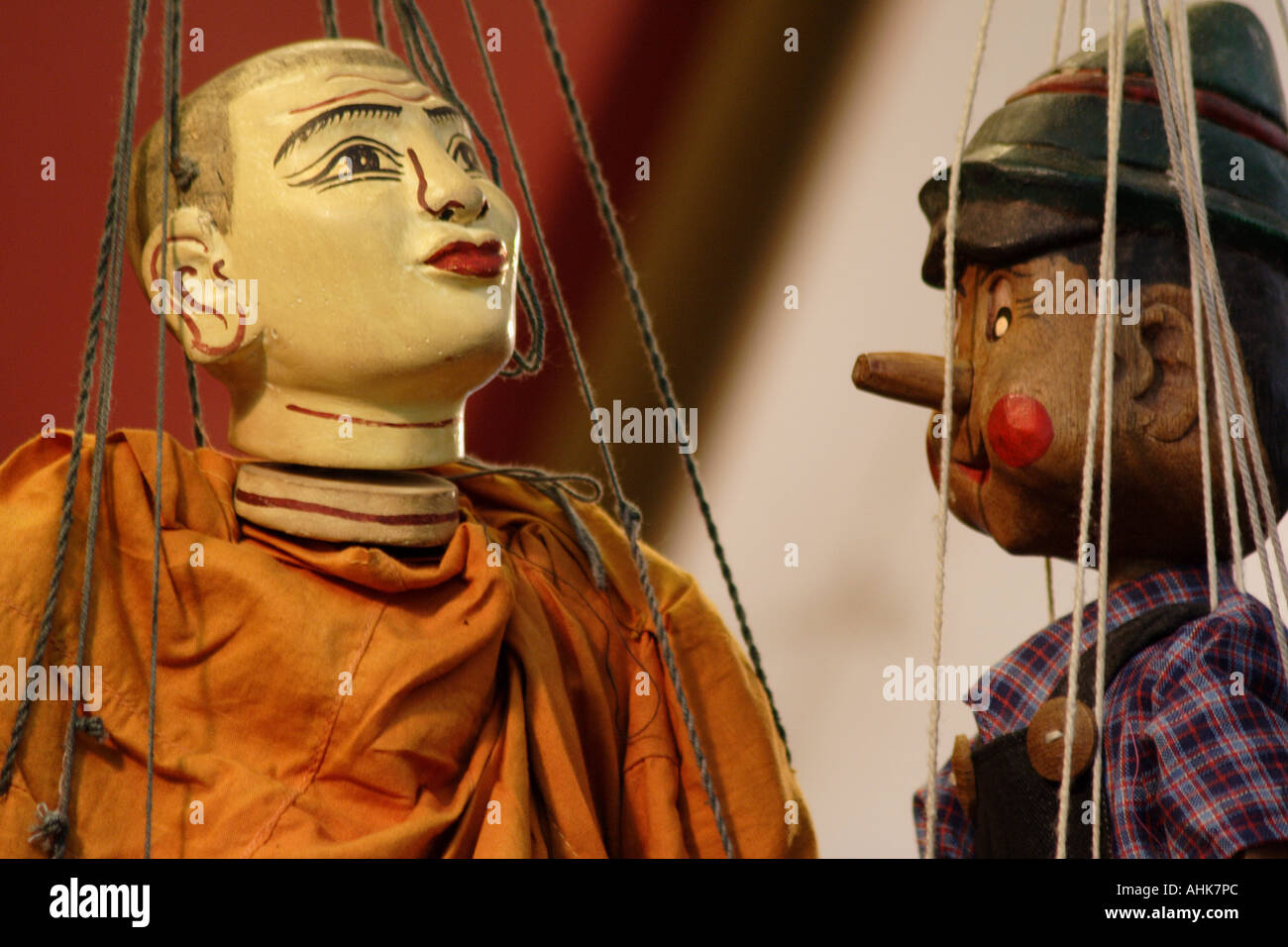 Dipinto a mano burattini in legno per la vendita come souvenir, il Mercato Stanley, Hong Kong, Cina Foto Stock