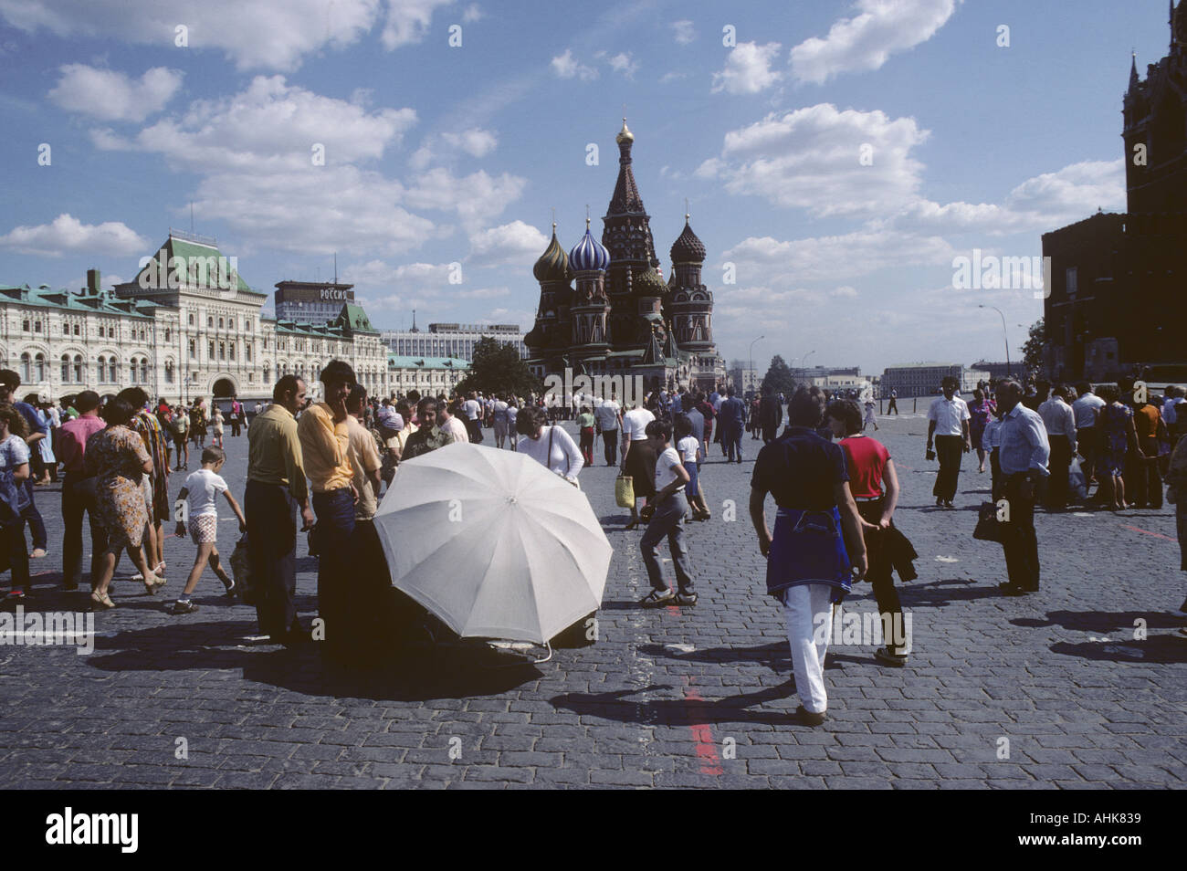 Le persone si radunano nella Piazza Rossa Mosca Russia Foto Stock