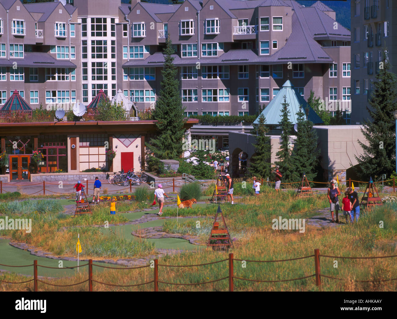 Persone giocare Mini Golf al Fairmont Chateau Whistler, Whistler, BC, British Columbia, Canada Foto Stock