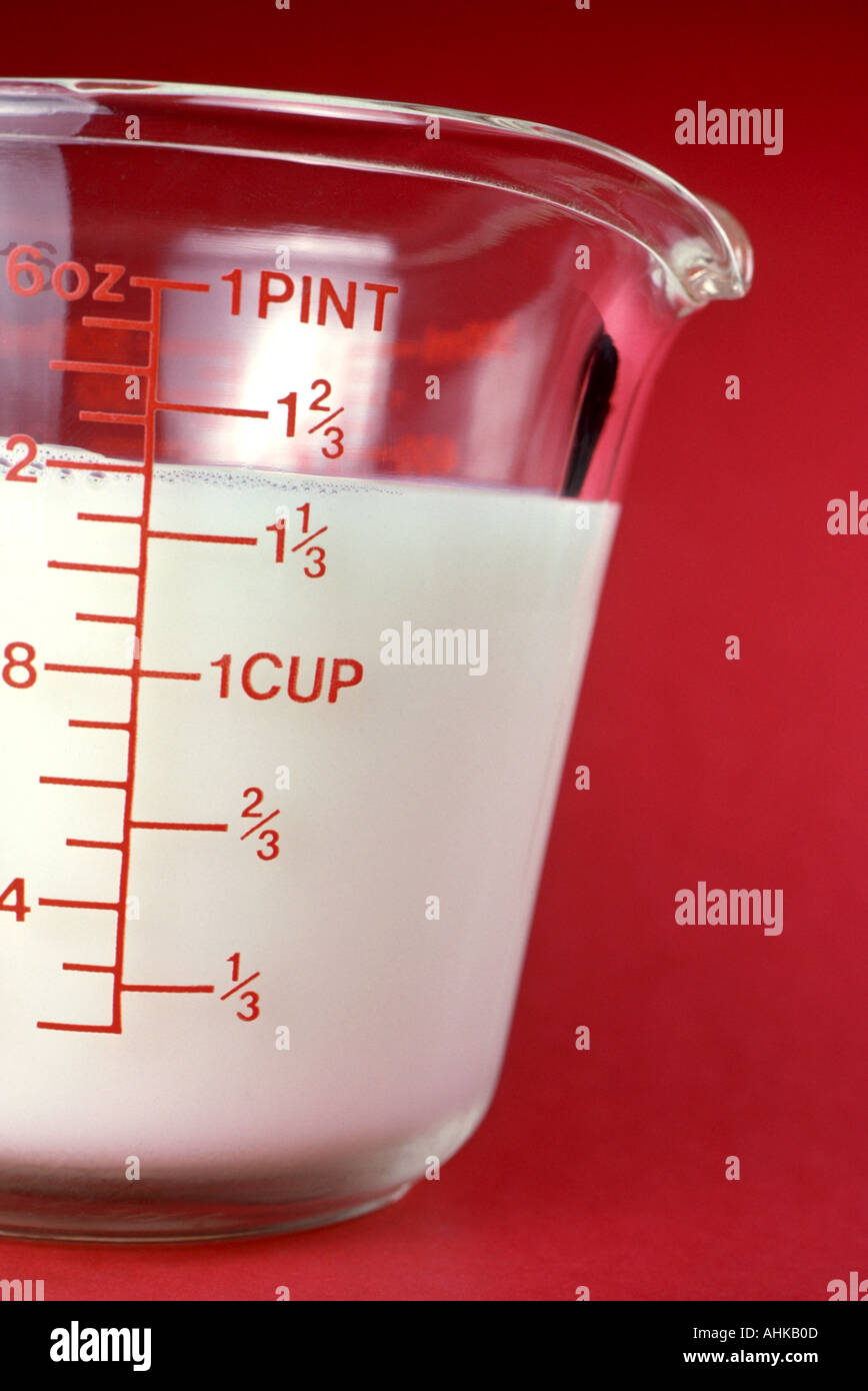 Latte in un bicchiere coppa di misurazione Foto stock - Alamy