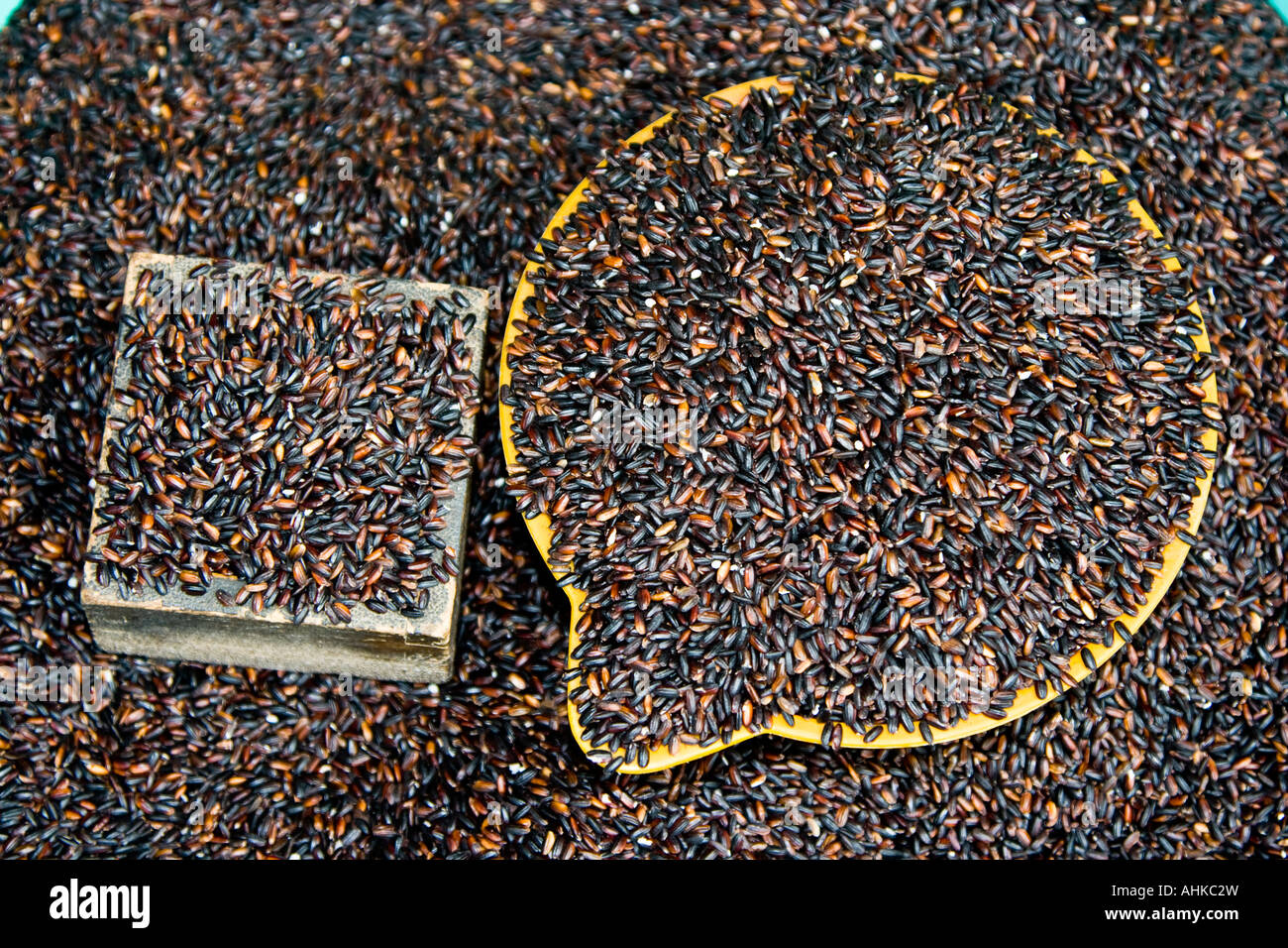 Nero e Marrone sano riso a grani lunghi a mercato Chungcheongbuk fare Provincia Corea del Sud Foto Stock