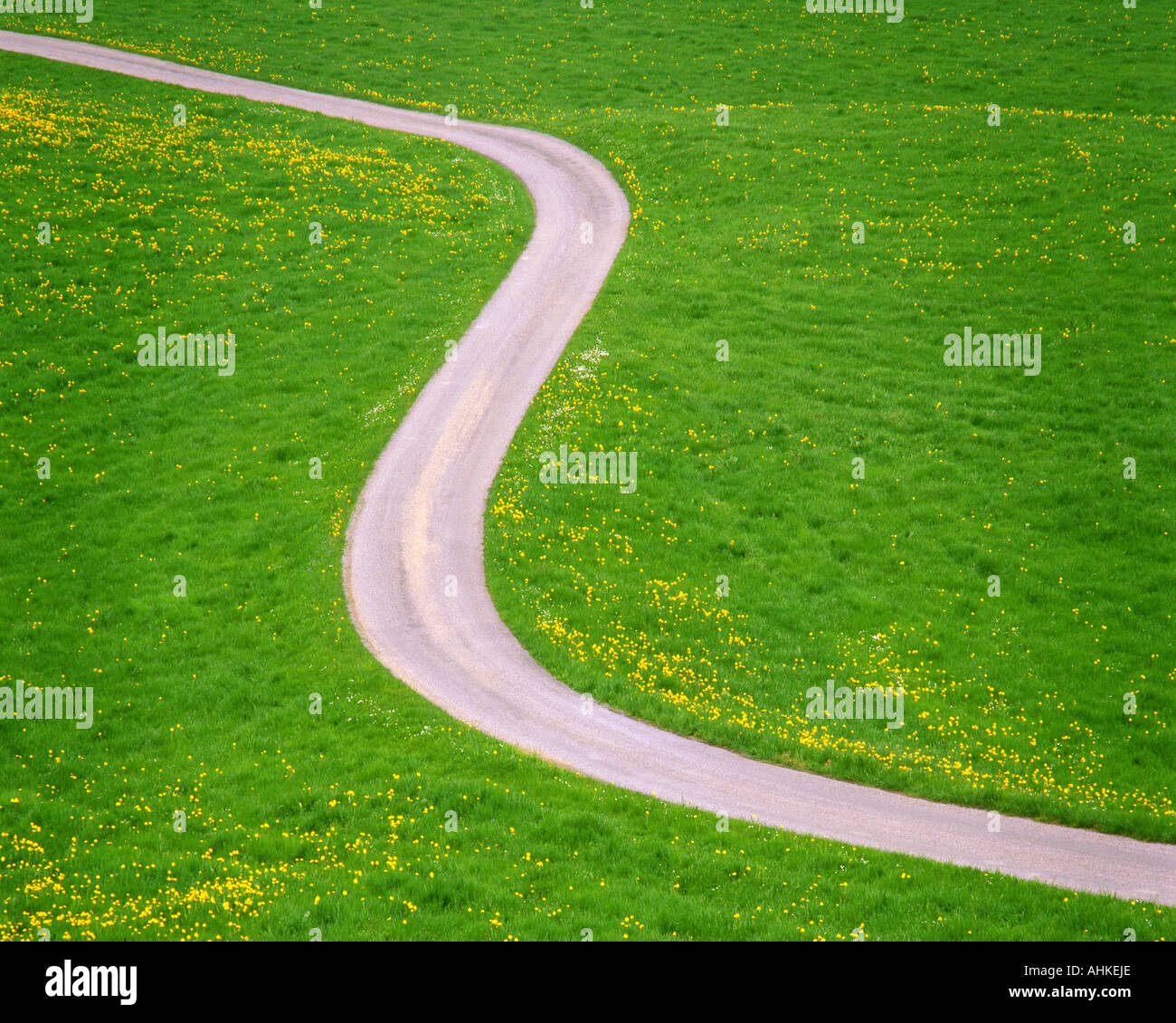 Il concetto di trasporto: avvolgimento su strada attraverso il campo Foto Stock