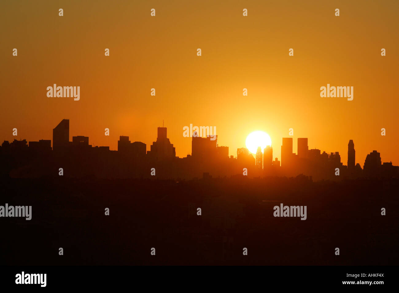 Tramonto dietro skyline di New York Foto Stock