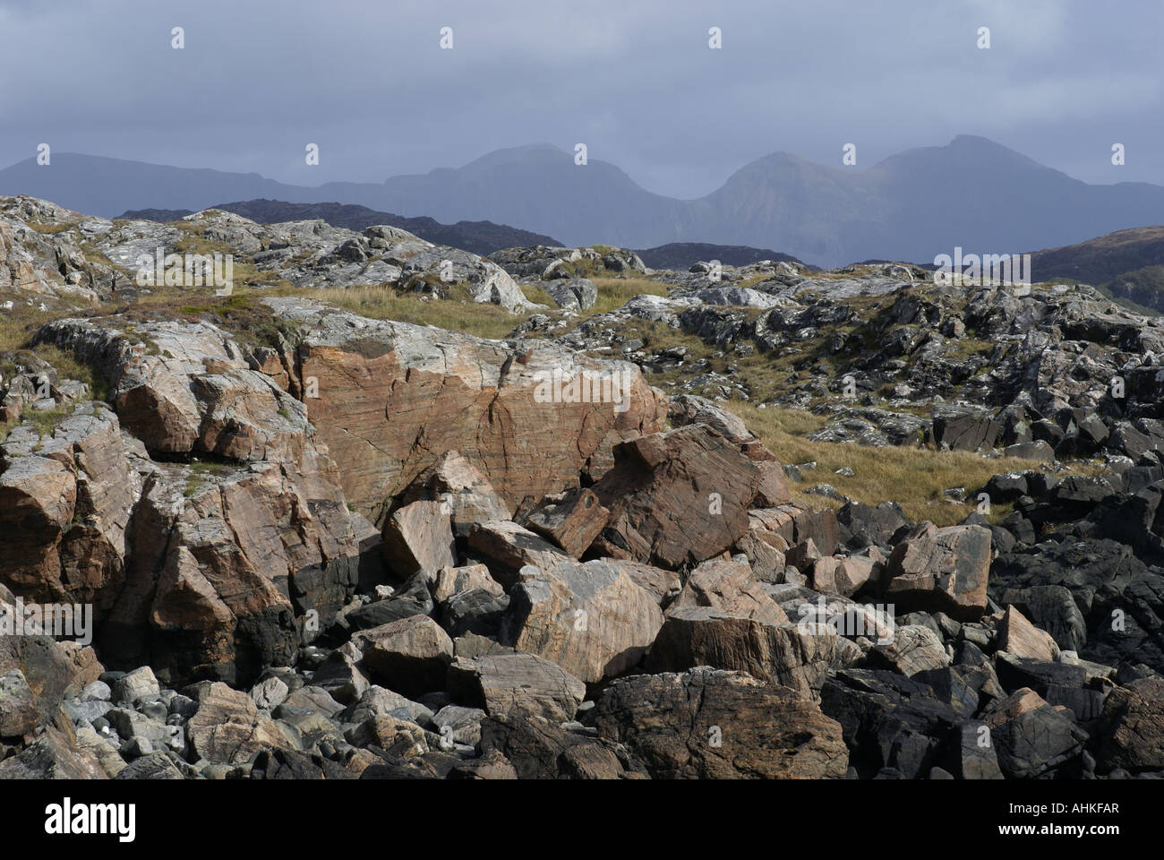 Antica Lewisian verticale a: Achmelvich Sutherland che mostrano strati di gneiss nastrati Foto Stock