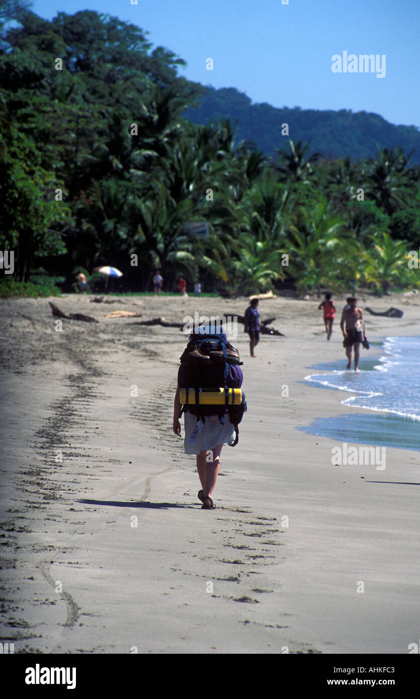 Backpacker passeggiate lungo la spiaggia di Playa Samara Costa Rica Foto Stock