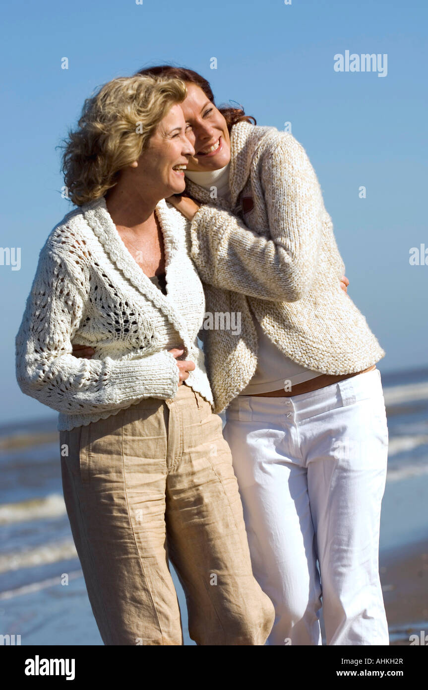 Madre e figlia di camminare sulla spiaggia Foto Stock